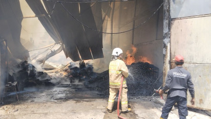 Pabrik Mebel di Mojokerto Terbakar Hebat, Puluhan Karyawan Panik Menyelamatkan Diri