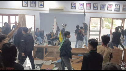 Aksi Kawal Putusan MK di Majene Berujung Pengerusakan Kantor DPRD Setempat