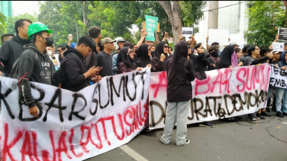Ratusan Massa Geruduk DPRD Sumatera Utara, Tuntut Delapan Hal Ini