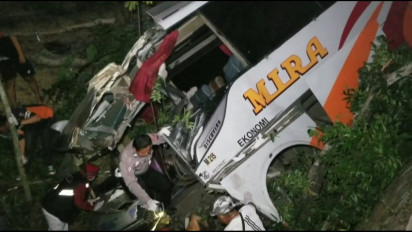 Hindari Motor, Bus Mira Tabrak Pohon hingga Terjun ke Sungai, 1 Tewas