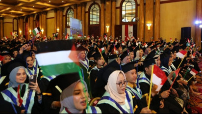 Ratusan Peserta Wisuda Institut STIAMI Kompak Kibarkan Bendera Palestina, Ternyata Ini Alasannya