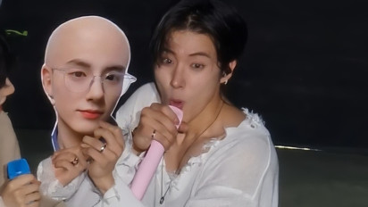 Meme Eric Kepala Botak Sukses Undang Tawa Member The Boyz dan Deobi di Konser Jakarta