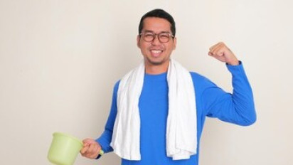 Hobi Wudhu dengan Memasukkan Tangan ke dalam Ember atau Gayung, Apakah Diperbolehkan dalam Islam? Buya Yahya Tegaskan Hukumnya Jadi...