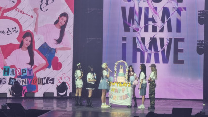 Momen Manis Jang Wonyoung dan Ahn Yujin IVE Mendapat Kejutan Kue Ulang Tahun dari DIVE dalam Konser di Jakarta