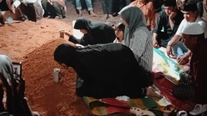 Merinding! Ratusan Pelayat Antarkan Jenazah Nizam Bocah 6 Tahun yang Tewas Dianiaya Ibu Tiri ke Liang Lahat