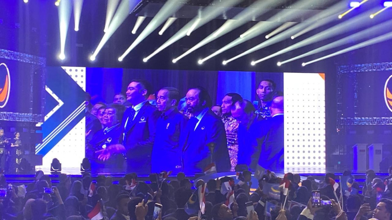 Makna Tersembunyi Momen Salaman Jokowi dan Anies Baswedan di Kongres NasDem, Pakar Sebut Ada Dinamika Berjalan
            - galeri foto