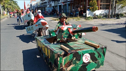 Karnaval HUT RI di Wonorejo, Kreativitas Warga Hadirkan Tank dan Pesawat Tempur dari Sepeda