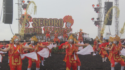Melihat Gelaran Segoro Topeng Kaliwungu di Pesisir Pantai Watu Pecak Lumajang
