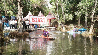 Kampanyekan Semangat Konservasi Alam ke Anak Muda, Ratusan Peserta Adu Cepat Dayung Kano di Pantai Cacalan, Banyuwangi
