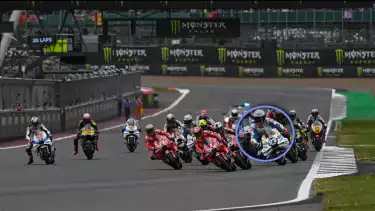 Para pembalap MotoGP saling salip di atas lintasan balap