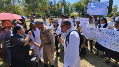 Tersangka kasus TPPO Dilantik Jadi Anggota DPRD Sikka, Korban dan Keluarga Gelar Unjuk Rasa