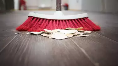 Jangan Lagi Menyapu di Malam Hari, Katanya Bikin Rezeki Seret dan Undang Makhluk Halus, Buya Yahya Tegaskan Hukumnya dalam Islam Sebenarnya....