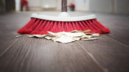 Jangan Lagi Menyapu di Malam Hari, Katanya Bikin Rezeki Seret dan Undang Makhluk Halus, Buya Yahya Tegaskan Hukumnya dalam Islam Sebenarnya....