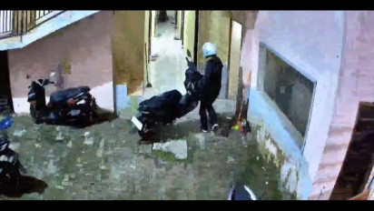 Viral, Pencuri di Medan Nekat Gotong Sepeda Motor Curiannya