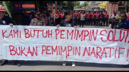 Puluhan Mahasiswa BEM se-Bali Gelar Aksi di Depan KPU, Suarakan Isu Lingkungan dan Sosial