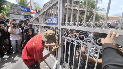 Aksi Unjuk Rasa RUU Pilkada, Massa Boikot Pagar Kantor DPRD DIY