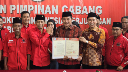 DPC PDIP Kabupaten Lamongan Serahkan Formulir B-1KWK ke Pasangan Yes-Dirham