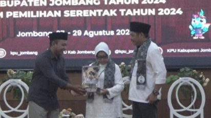 Pasangan Bakal Cakada Petahana Kabupaten Jombang Daftar ke KPU, Diiringi Barongsai dan Hadrah