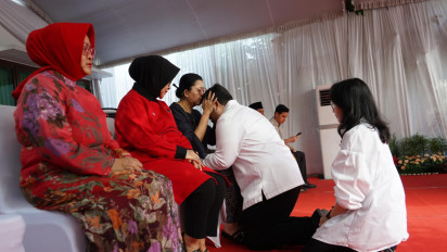 Cabub Kediri Mas Dhito Sungkem ke Ibunya Sebelum Daftar ke KPU 