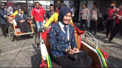 Naik Bentor Diiringi Kesenian Tradisional, Pasangan Calon Bunda Ita dan Mbak Zuli Mendaftar ke KPU Nganjuk