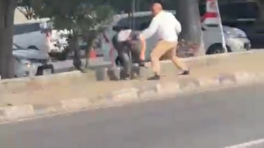 Viral Video Pria Dipukul Sampai Terkapar, Diduga Gegara Salah Masuk Parkir