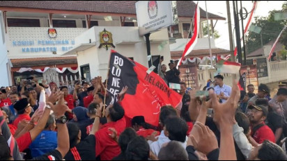 Tim Paslon Cabub Blitar Sebar Uang di Depan Kantor KPU