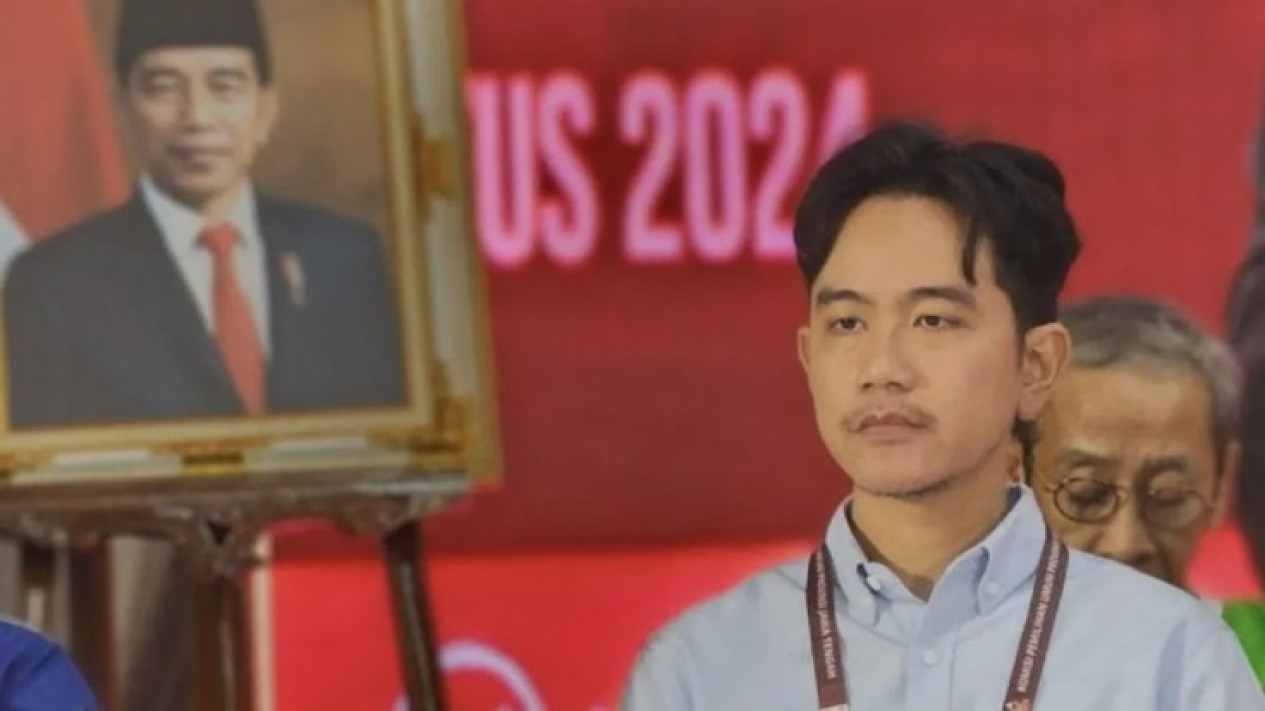 Gibran Dampingi Ahmad Luthfi-Taj Yasin Daftar Pilkada Jateng ke Kantor KPU
            - galeri foto