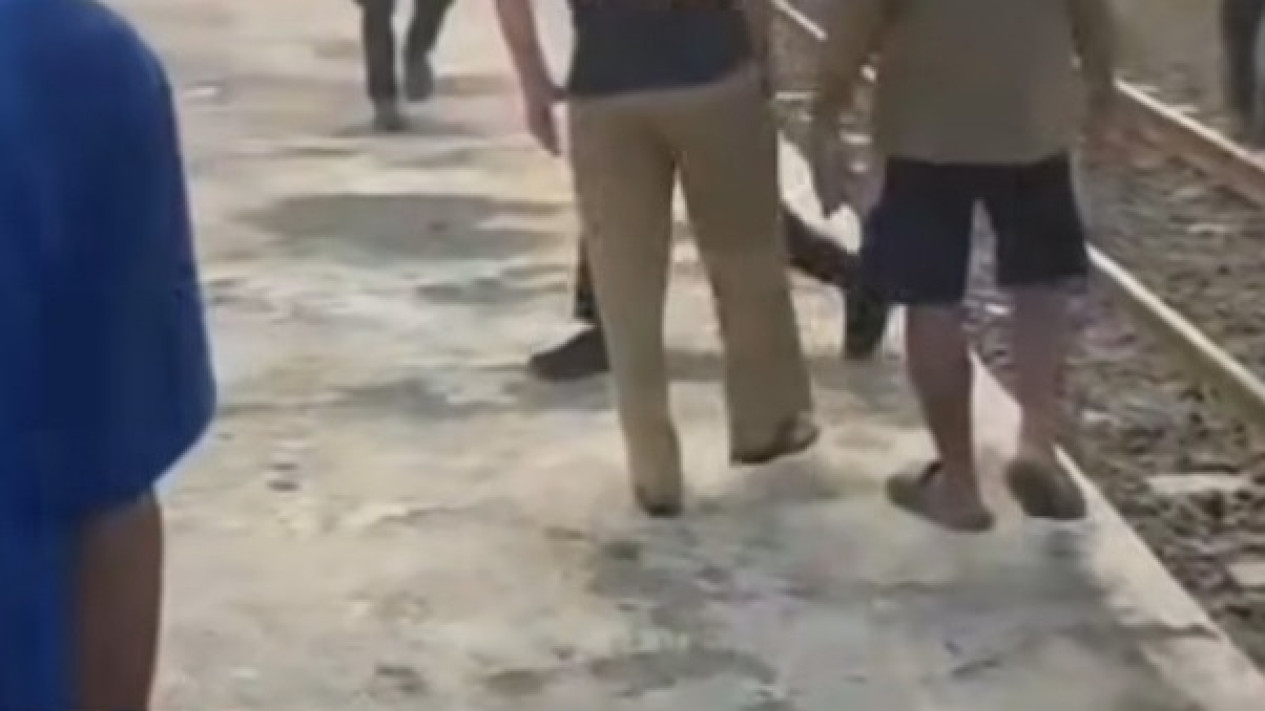 Nekat Rebahan di Rel Kereta Api Stasiun Lemah Abang, Remaja Perempuan Tewas Terlindas, Sempat Tinggalkan Surat Wasiat
            - galeri foto