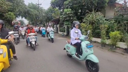Khofifah dan Emil Pawai Naik Motor Listrik saat Daftar ke KPU Jatim, Diiringi Relawan dari 15 Partai Pendukung dan Arak-arakan Kirab Budaya