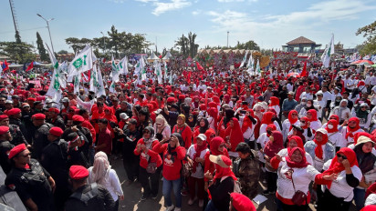Terpantau Ribuan Warga Indramayu Hadir Dukung dan Kawal Pasangan Nina Agustina-Tobroni Sebelum ke KPU : Lanjutkan !