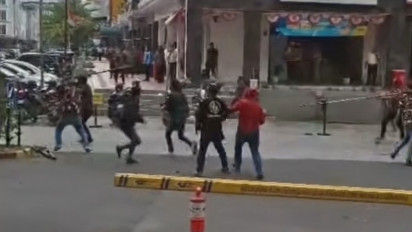 Tak Terima Kendaraannya Ditarik, Bentrokan Mata Elang Vs Ormas Pecah di Cikarang Selatan