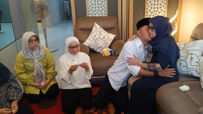 Cium Kaki Ibunya, Ery Cahyadi Menangis Minta Doa sebelum Daftar Cawali Surabaya