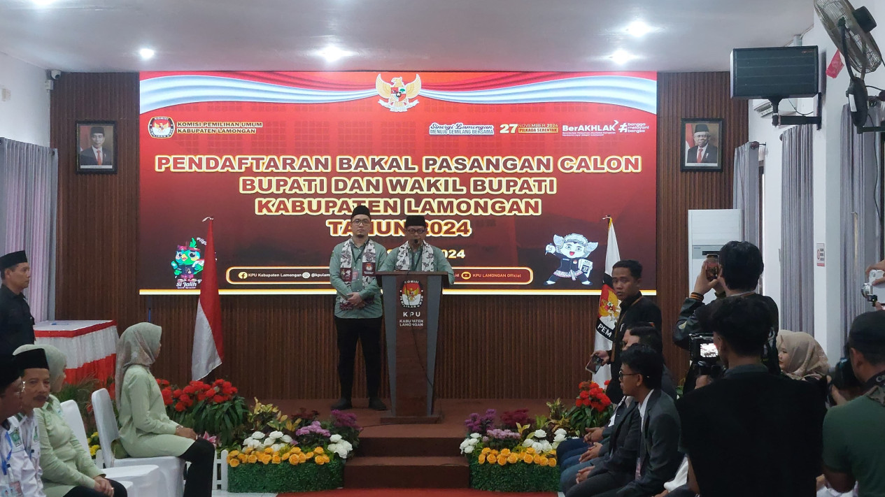 Hari ke 2 Pasangan Abdul Gofur - Firosa Salati Daftarkan Diri ke KPU Lamongan
            - galeri foto