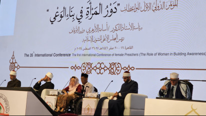 Kening Sinta Nuriyah Dicium Mensos Mesir Maya Mursi Saat Jadi Pembicara Soal Perempuan di Kairo