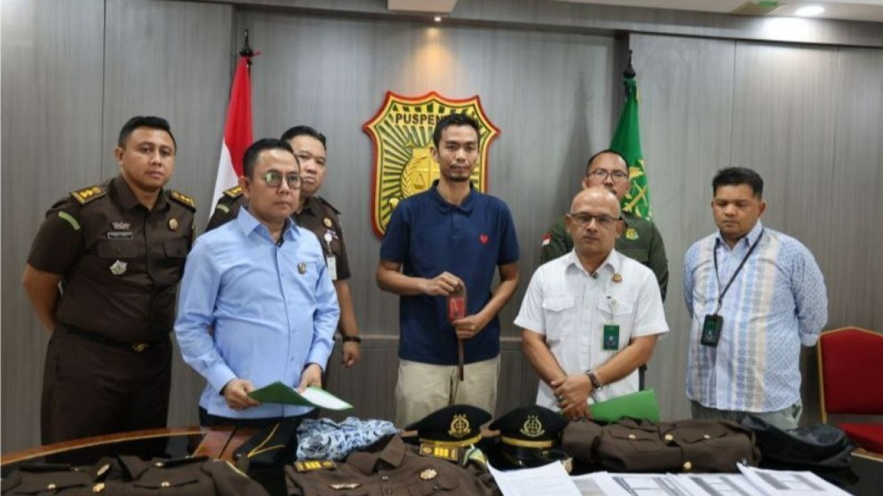 Kejagung Tangkap Jaksa Gadungan Gemar Main Judi Online Lakukan Penipuan Rp4,6 Miliar
            - galeri foto