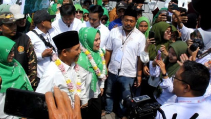 Bapaslon Thoriq - Fika Mendaftar Pilkada Lumajang Diantar Ribuan Pendukung dan Banser