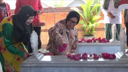 Risma Ziarah Makam Gubernur Suryo Magetan, sebelum Daftar ke KPU Jatim Nanti Malam