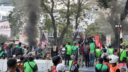 Aksi Demo Ribuan Ojol dan Kurir Tertahan di Patung Kuda, Batang Hidung Kemkominfo Tak Kelihatan