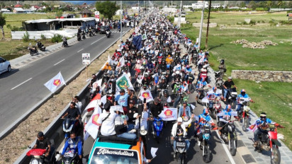 Puluhan Ribu Pendukung Antar Fud-Aher Daftar ke KPU Sumbawa Barat