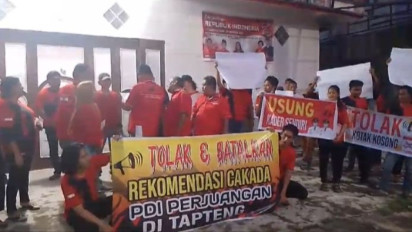 Kantor DPC PDIP Tapteng Disegel 17 PAC Karena Usung Calon Bupati Bukan dari Kader