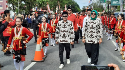 Kenakan Batik Wahyu Tumurun, Pasangan Novida-Rini Daftar ke KPU Kulon Progo