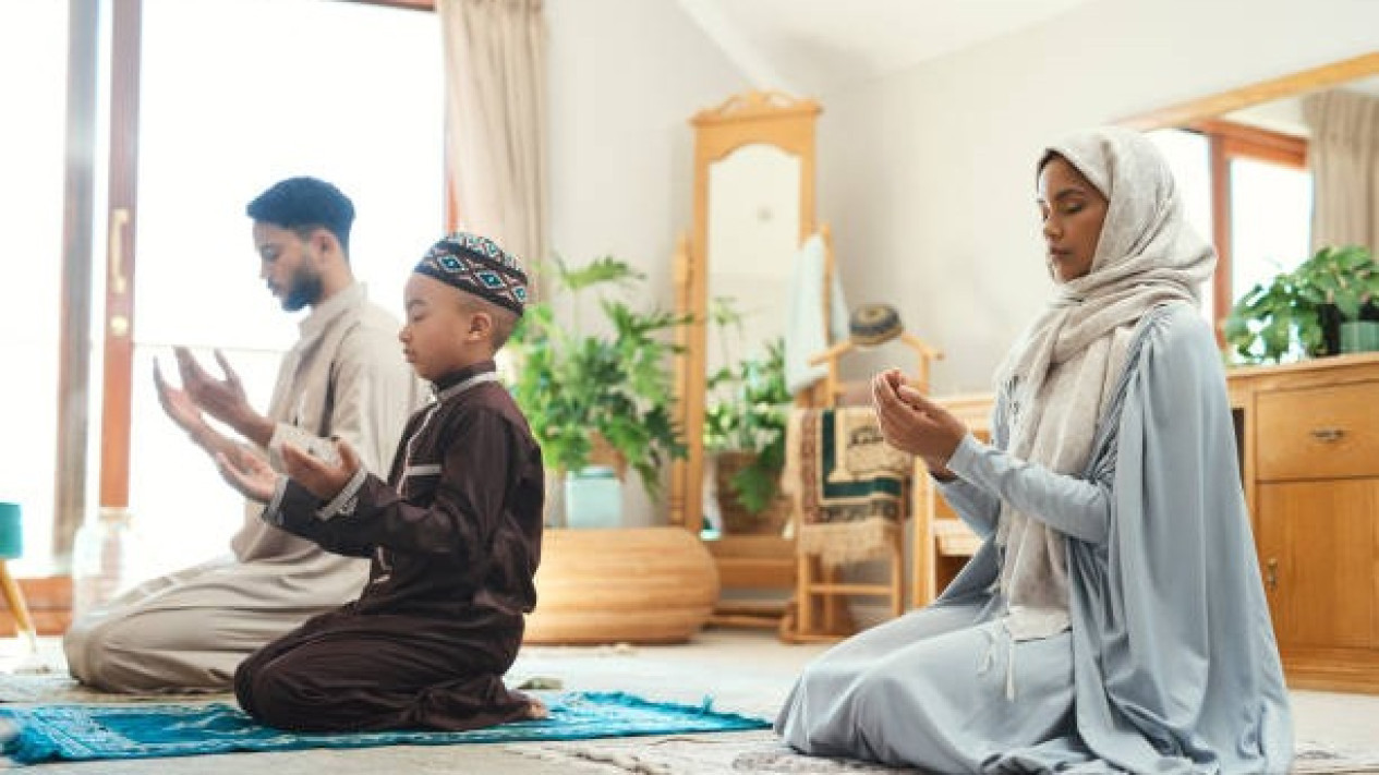 Harus Tahu yang Masih Punya Kebiasaan Berdoa Setelah Shalat, Kata Ustaz Khalid Basalamah Tidak Boleh karena Hanya Pendapat Ulama tapi Hadits Belum...
            - galeri foto