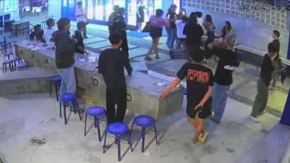 Viral, Wanita Cantik Dikeroyok di Coffe Shop Kendari, Sadisnya Rekan Korban Ikut Dijambak dan Dibanting ke Lantai