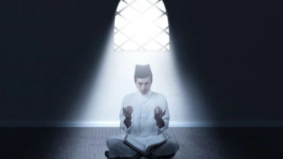 Ustaz Adi Hidayat Bagikan Ciri-ciri Orang yang Dosanya Diampuni dan Doanya Dikabulkan