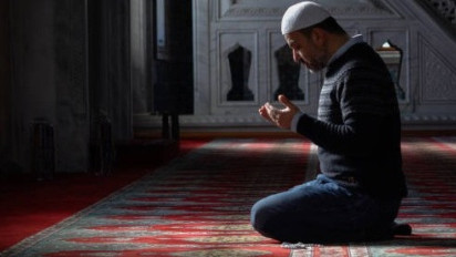 Bertaubatlah Karena Allah Lebih Suka Pendosa yang Mengakui Dosa Daripada Orang Shaleh yang Merasa Selalu Baik