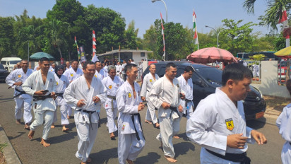 Jalani Ujian 'Dan' Tingkat Nasional, Ratusan Siswa Karate KKI Long March di Jalanan Bekasi