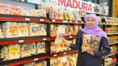 Kagumi Aneka Produk Mamin di Pusat Oleh-Oleh Bu Rudy, Khofifah: Kontribusi UMKM 59,18% bagi PDRB Jatim