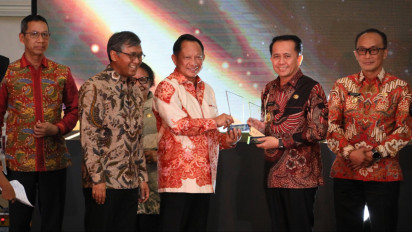 Pj Gubernur Agus Fatoni Terima Penghargaan Total Kinerja Terbaik dari Mendagri