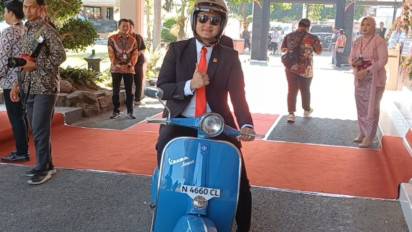 Unik, Anggota DPRD Kabupaten Nganjuk Ini Naik Vespa saat Pelantikan di Gedung Parlemen