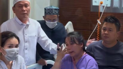 Pilu! Ayu Ting Ting hingga Ayah Ozak Lepas Kepergian Baby Zoltan Sambil Berkali-kali Cium Kain Kafannya